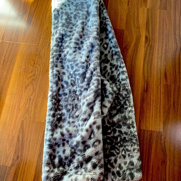 American Eagle extra large faux fur leopard print scarf, brand new/never worn - Picture 2 of 2